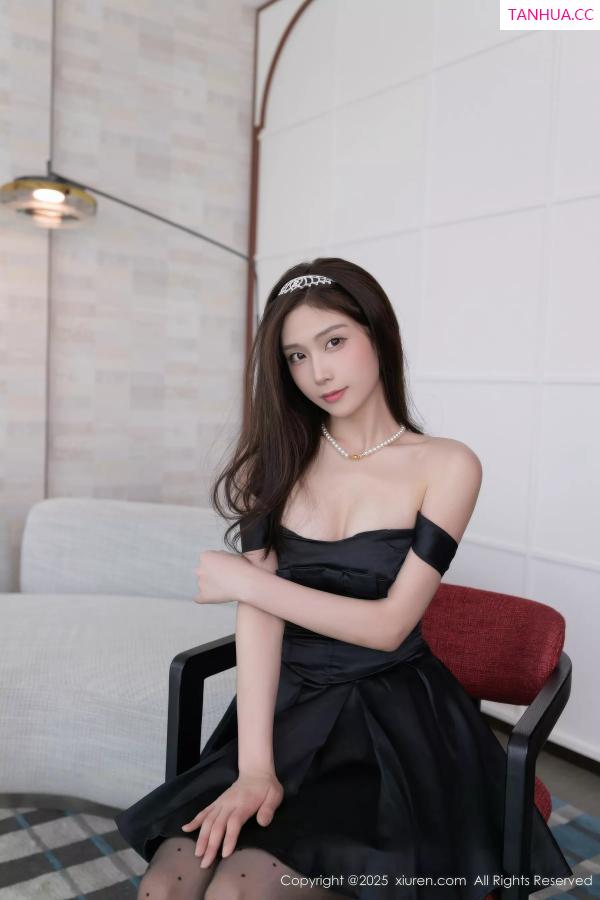   [XiuRen]高清写真图 2025.10.16 No.10878 刘婷婷 黑色性感第10张图片